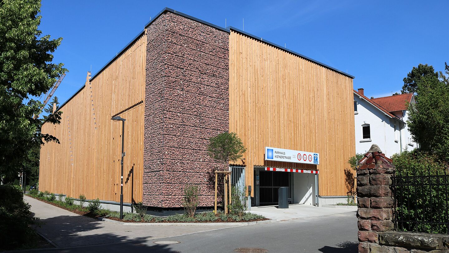 Aussenansicht Einfahrt Parkhaus Stadtwerke Mosbach gebaut von Schreiber Stahlbau