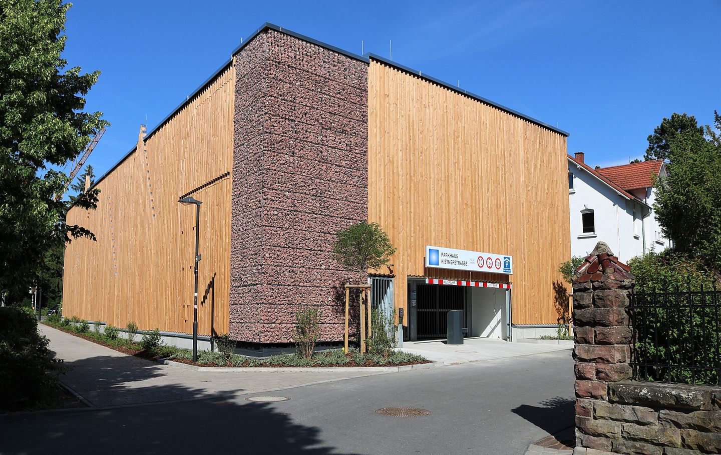 Aussenansicht Einfahrt Parkhaus Stadtwerke Mosbach gebaut von Schreiber Stahlbau