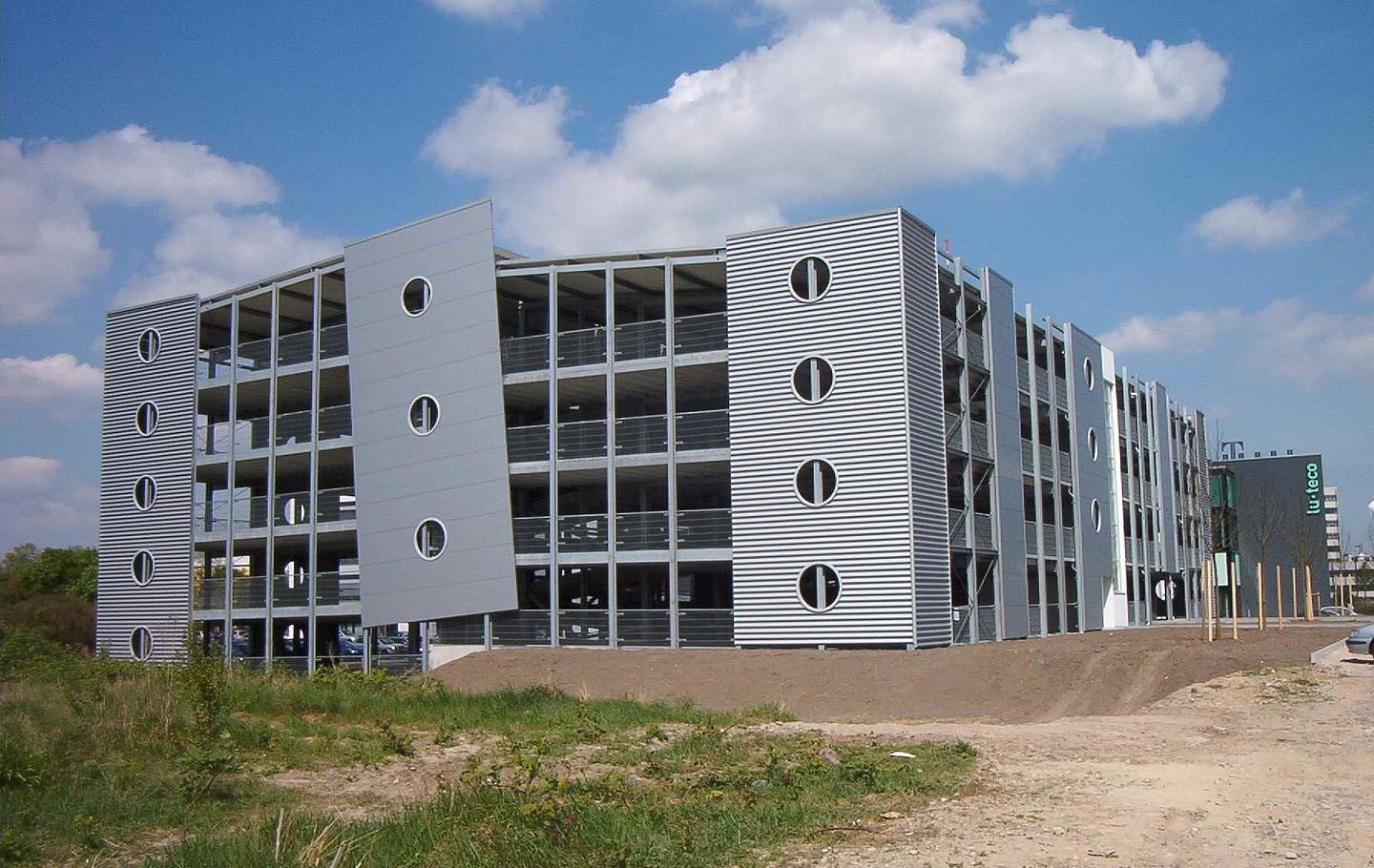 Paneelfassade an einem Parkhausneubau von Schreiber Stahlbau in Ludwigshafen