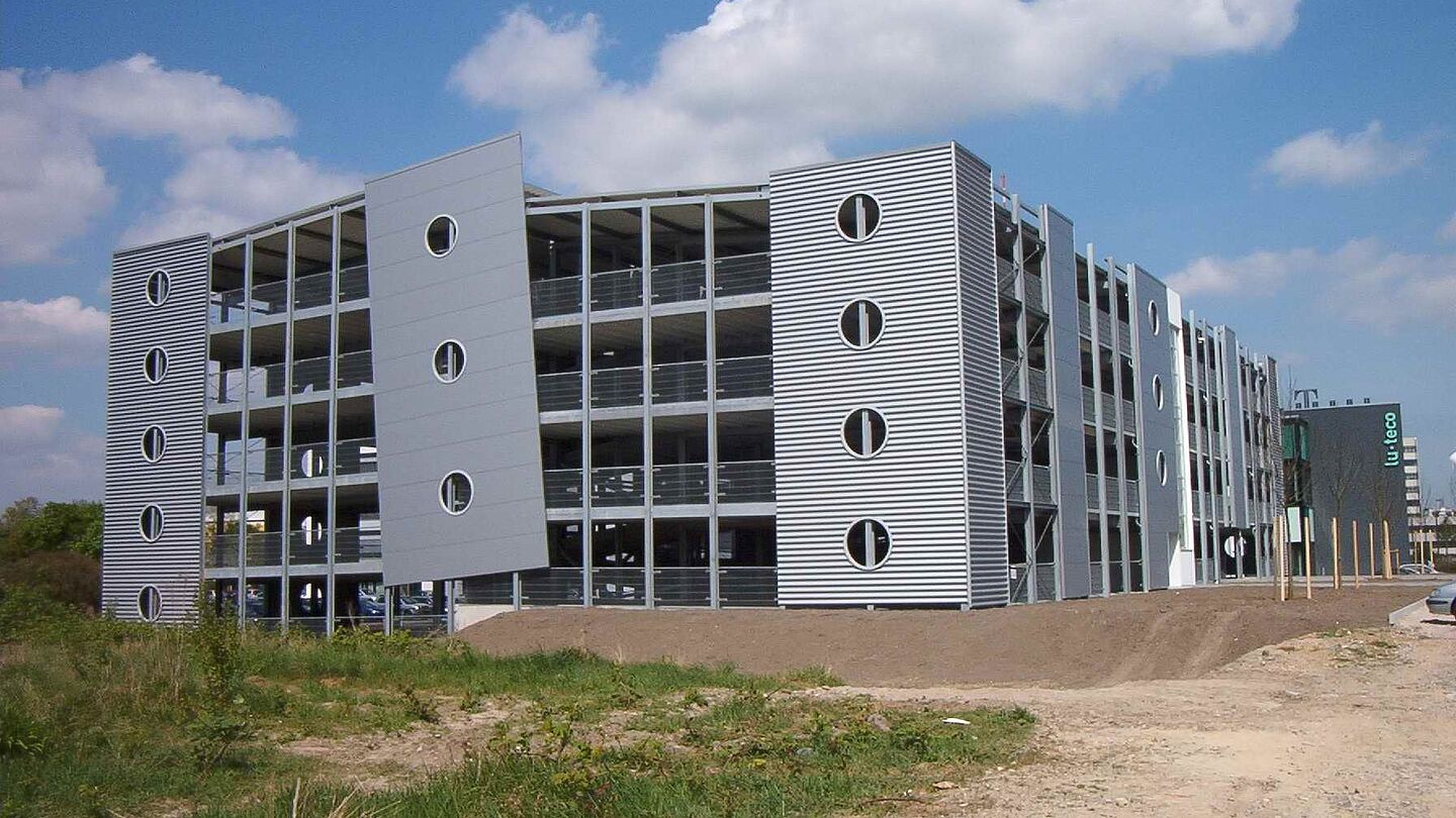 Paneelfassade an einem Parkhausneubau von Schreiber Stahlbau in Ludwigshafen