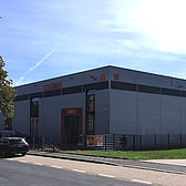 Produktionshalle  mit Fassade aus horizontal verlegter Thermowand mit verdeckter Befestigung für die Firma Mentor gebaut von Schreiber Stahlbau