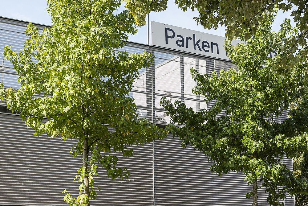 Begrünung der Fassade des Parkhauses Uniklinik Düsseldorf erstellt von Schreiber Stahlbau.