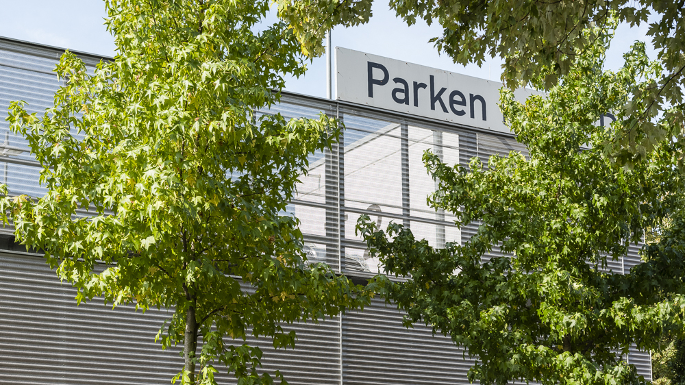 Begrünung der Fassade des Parkhauses Uniklinik Düsseldorf erstellt von Schreiber Stahlbau.