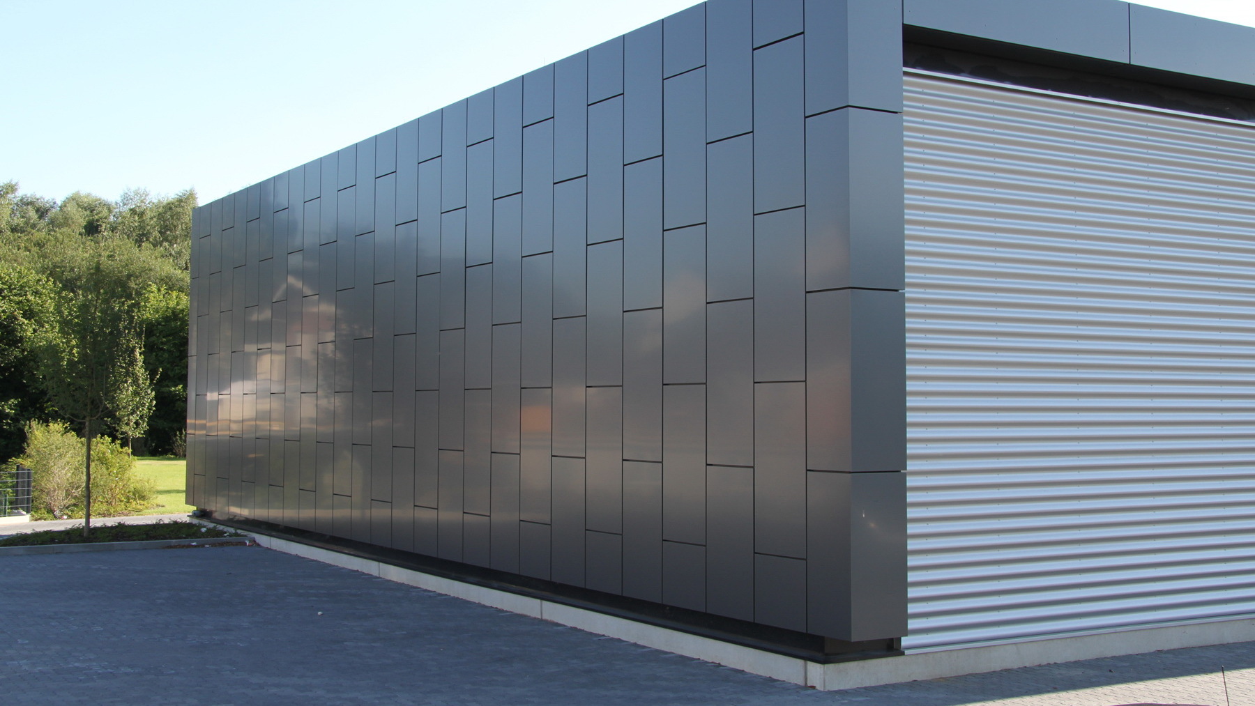 Alucobondfassade einer Autowerkstatt in Hilden von Schreiber Stahlbau