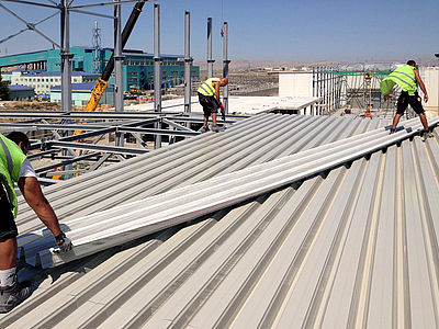 Montage der Dachtrapezbleche am Neubau der Produktionshalle in Baku