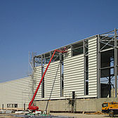 Fassadenmontage eines Hallenbaus einer Logistikhalle erstellt von Schreiber Stahlbau.