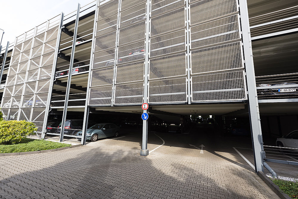 Parkhausfassade in Edelstahl für die Firma Egetürk von Schreiber Stahlbau