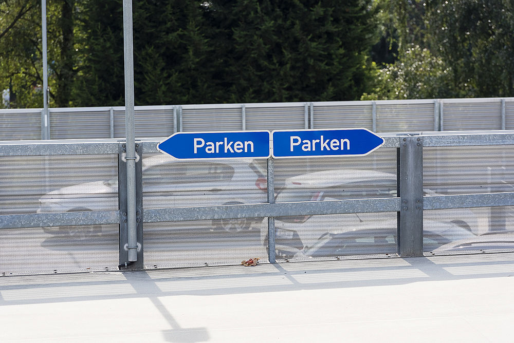 Parkhaus Beschilderung an einem Parkdeck des Herstellers Schreiber Stahlbau