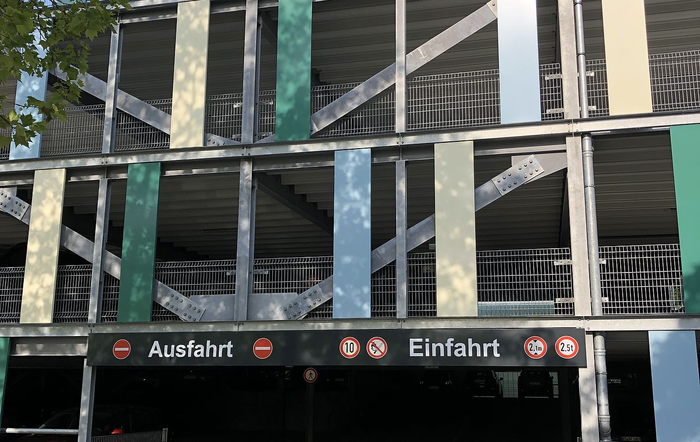 Parkhaus für Sankt Elisabeth Hospital in Guetersloh von Schreiber Stahlbau Einfahrt Ausfahrt