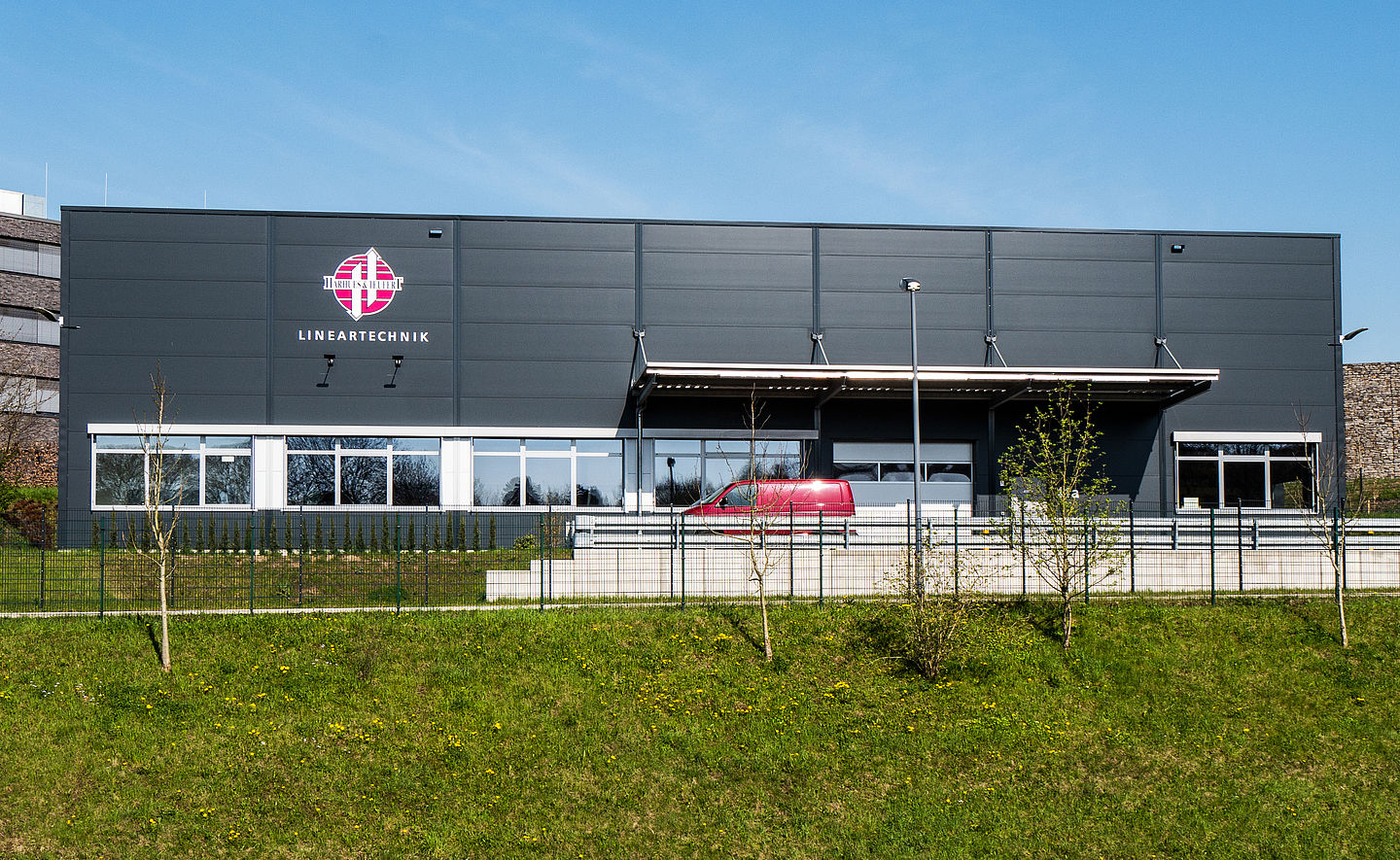 Schreiber Stahlbau baut Produktionshalle für Harhues in Velbert, horizontale Fassade, Vordach über der Anlieferung