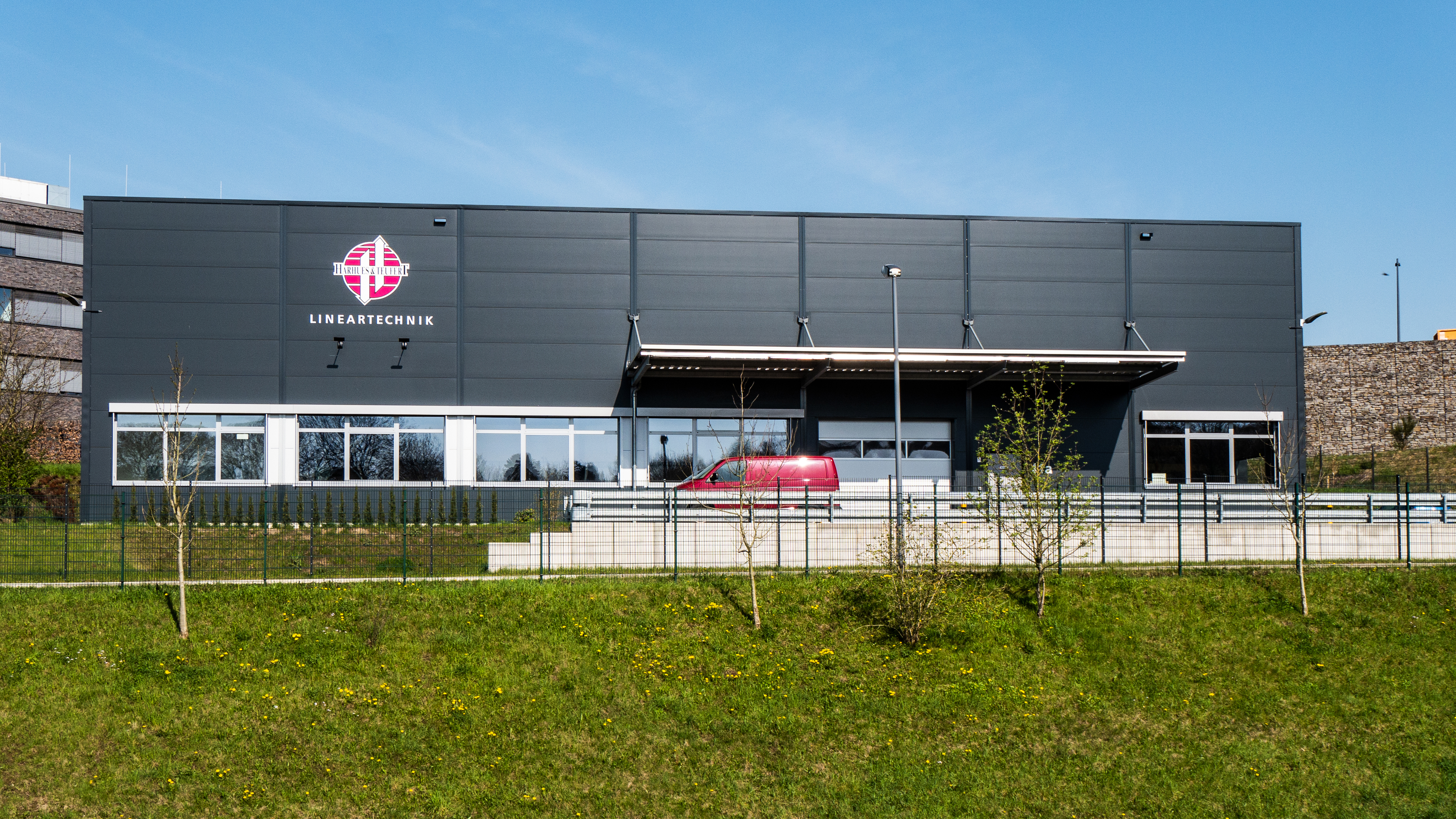 Schreiber Stahlbau baut Produktionshalle für Harhues in Velbert, horizontale Fassade, Vordach über der Anlieferung