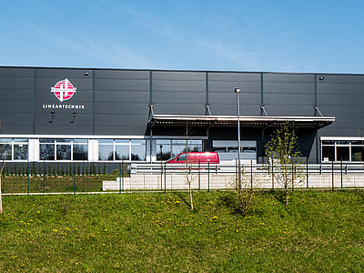 Schreiber Stahlbau baut Produktionshalle für Harhues in Velbert, horizontale Fassade, Vordach über der Anlieferung