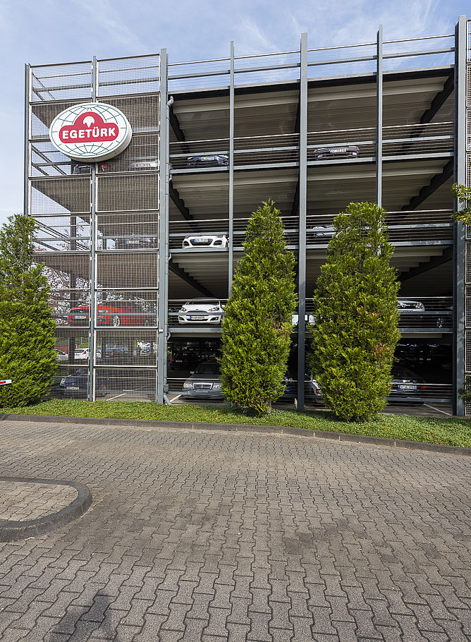 Edelstahlfassade an einem Parkhaus in Köln erstellt von Schreiber Stahlbau