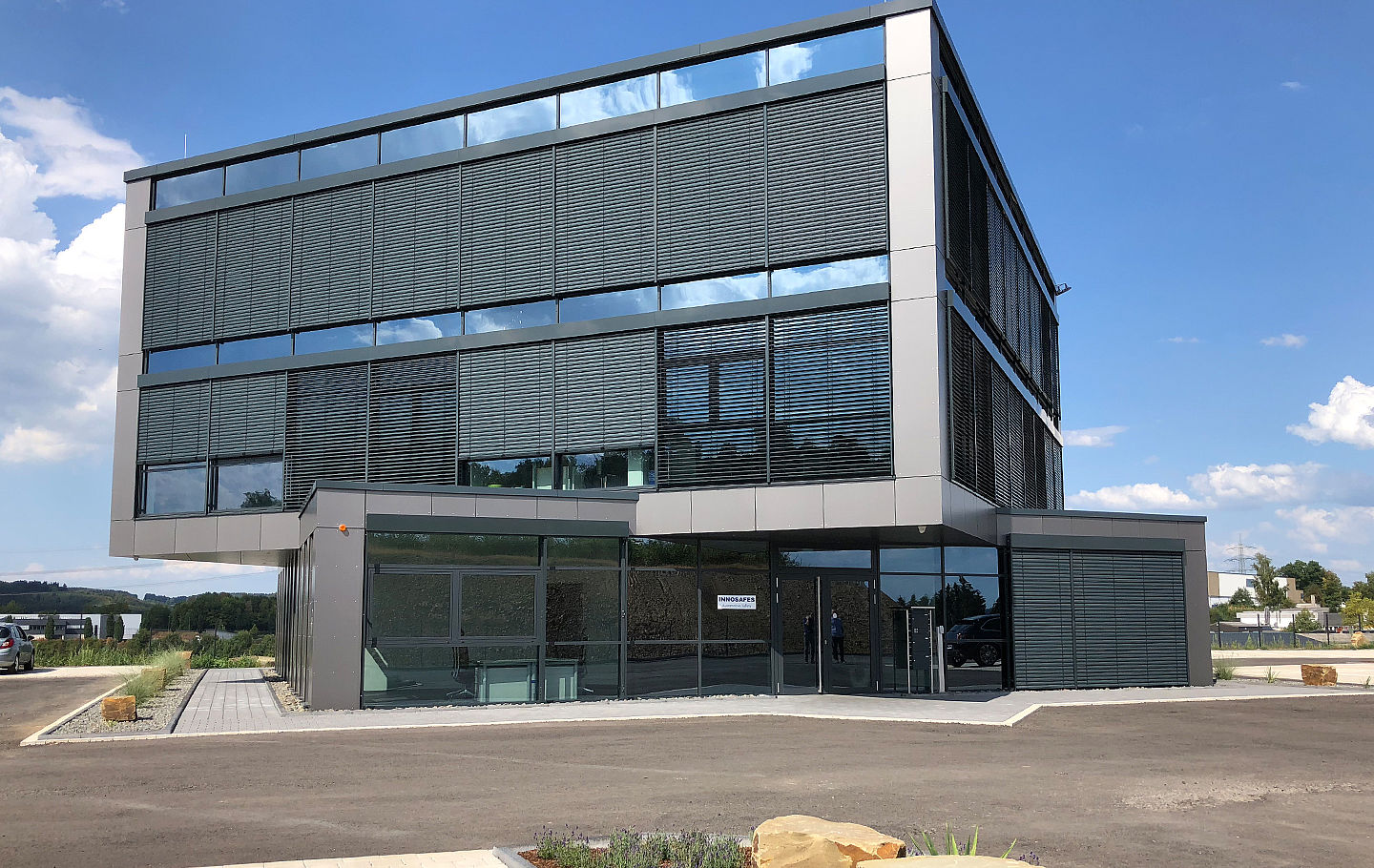 Glasfassade Bürogebäude Innosafes in Wiehl von Schreiber Stahlbau