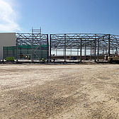 Stahlbauhalle feuerverzinkt für eine 10.000 qm Lagerhalle erstellt von Schreiber Stahlbau.