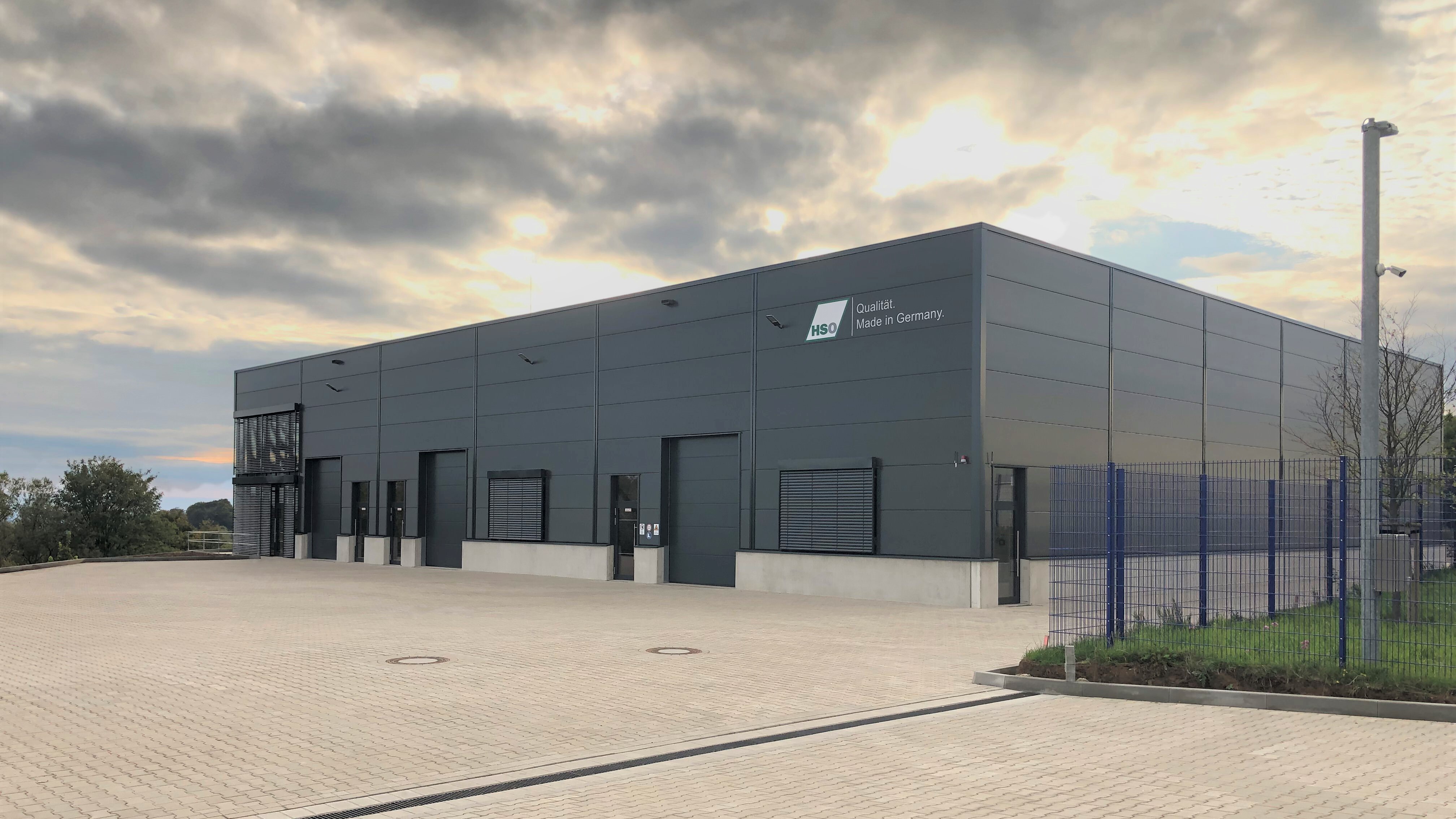 Hallenbau OKIIMMO Solingen von Schreiber Stahlbau Fassade