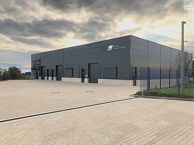 Hallenbau OKIIMMO Solingen von Schreiber Stahlbau Fassade