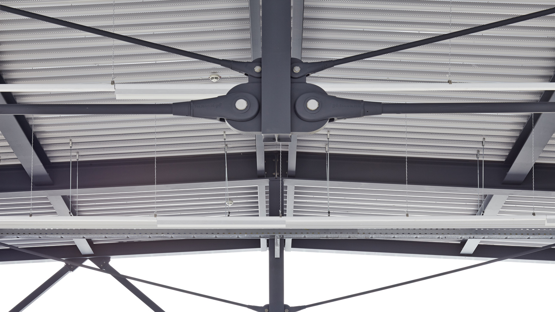 Besista Zugstabsystem als architektonisches Element in einem Hallenbau von Schreiber Stahlbau