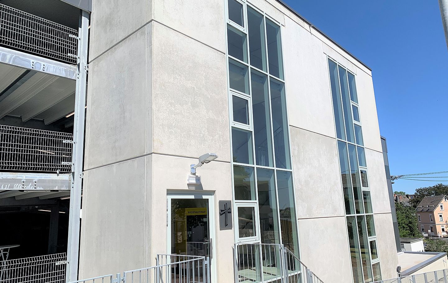 Neues Parkhaus Katholisches Klinikum Koblenz-Montabaur gebaut von Schreiber Stahlbau - großzuegiges Treppenhaus