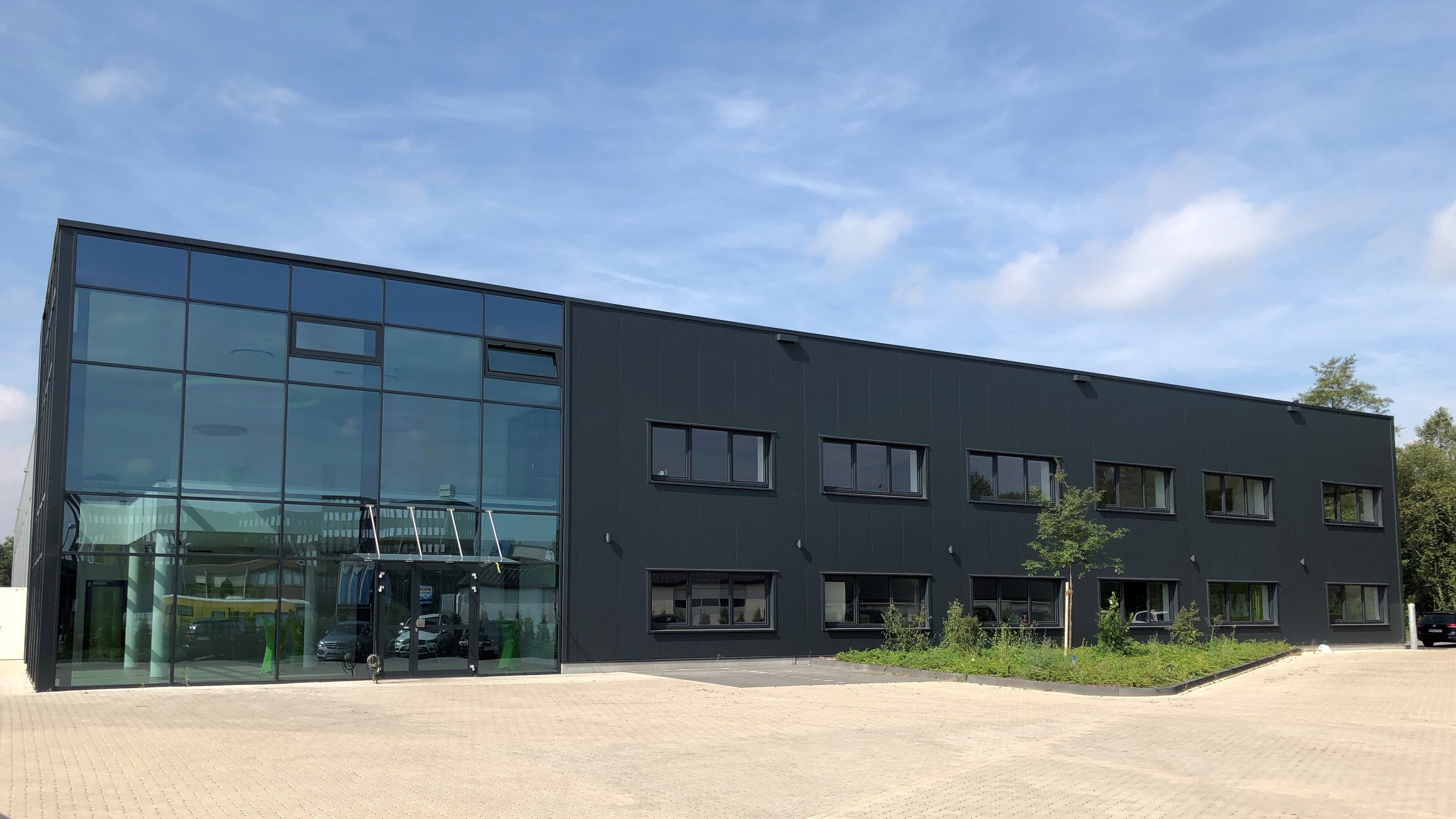 Straka-Scheffels in Velbert Werkhalle mit Buerogebaeude mit Pfosten-Riegelkonstruktion im Eingangsbereich von Schreiber Stahlbau