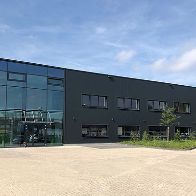 Straka-Scheffels  in Velbert Werkhalle mit Buerogebaeude mit Pfosten-Riegelkonstruktion im Eingangsbereich von Schreiber Stahlbau
