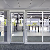 Glastrennwände mit Türen für den Büroneubau mit Halle von Schreiber stahlbau