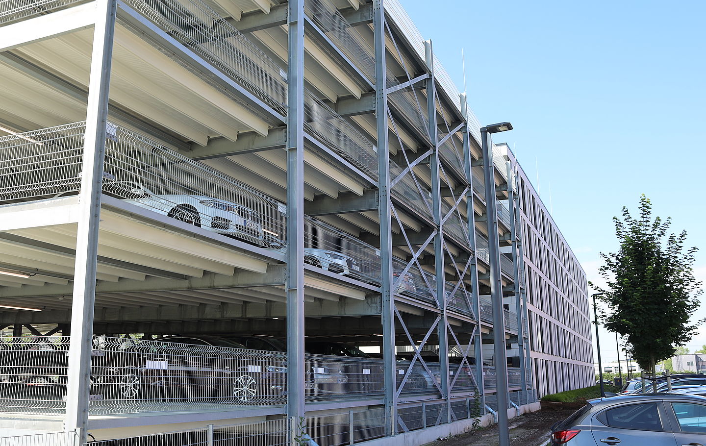 Parkhaus HangarOne in Köln gebaut von Schreiber Stahlbau Etagen