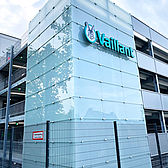 Parkhaus Vaillant in Remscheid gebaut von Schreiber Stahlbau - Außenansicht Glasfassade Logo Vaillant