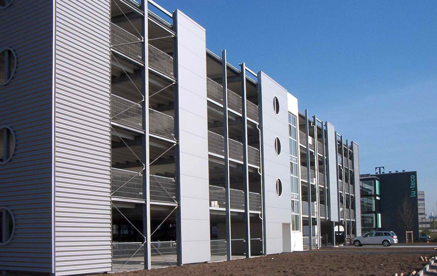 Parkhaus in feuerverzinkter Stahlkonstruktion mit einer Schreiber Stahlbau Paneelfassade 
