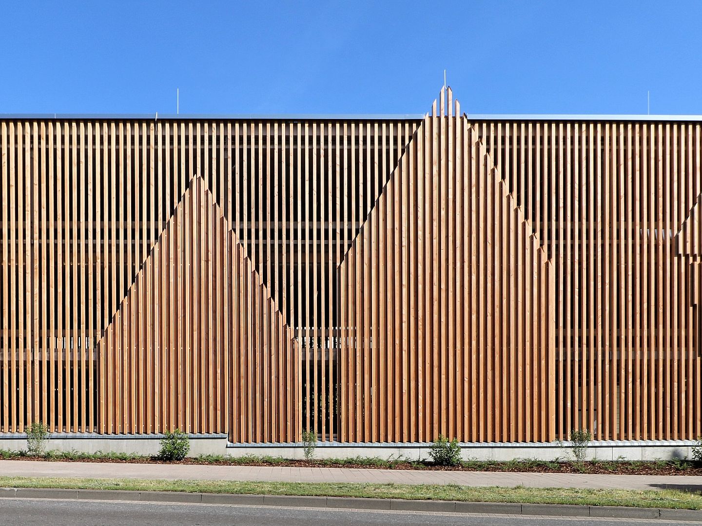 Aussenansicht Fassade Parkhaus Stadtwerke Mosbach gebaut von Schreiber Stahlbau