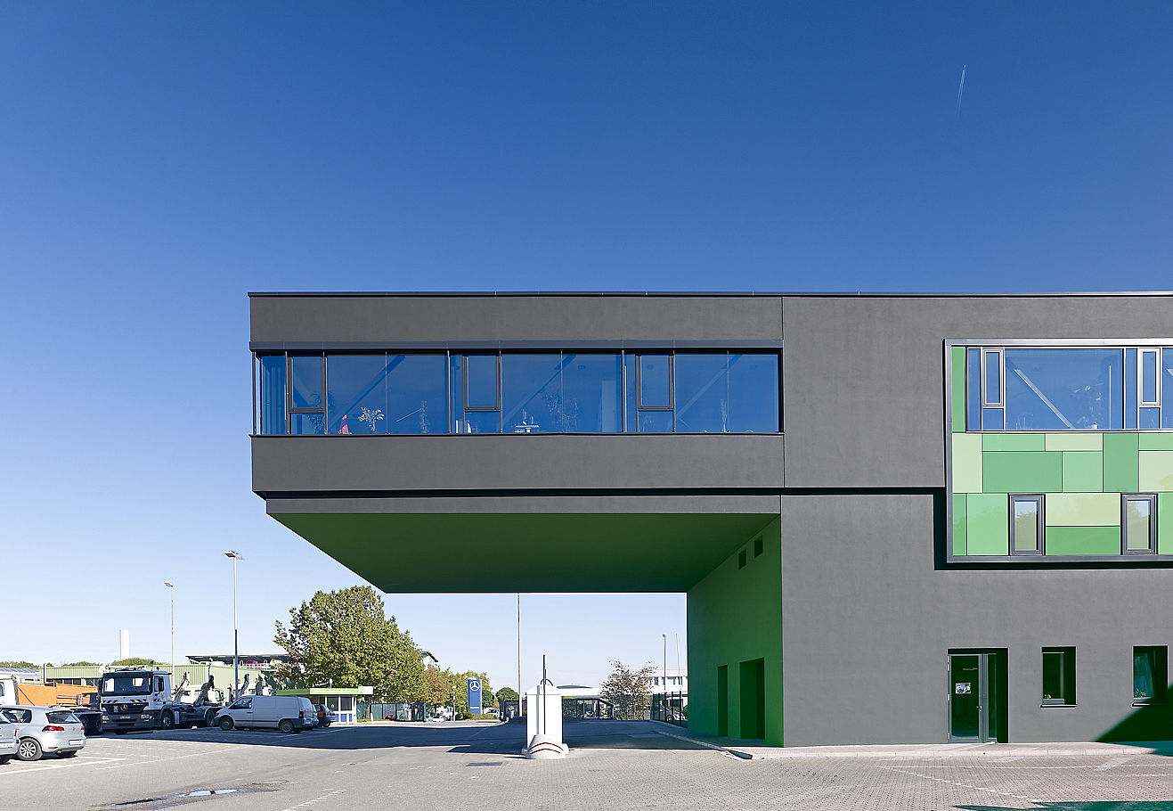 Individuell geplante Gewerbehalle mit Büro von Schreiber Stahlbau in Bochum