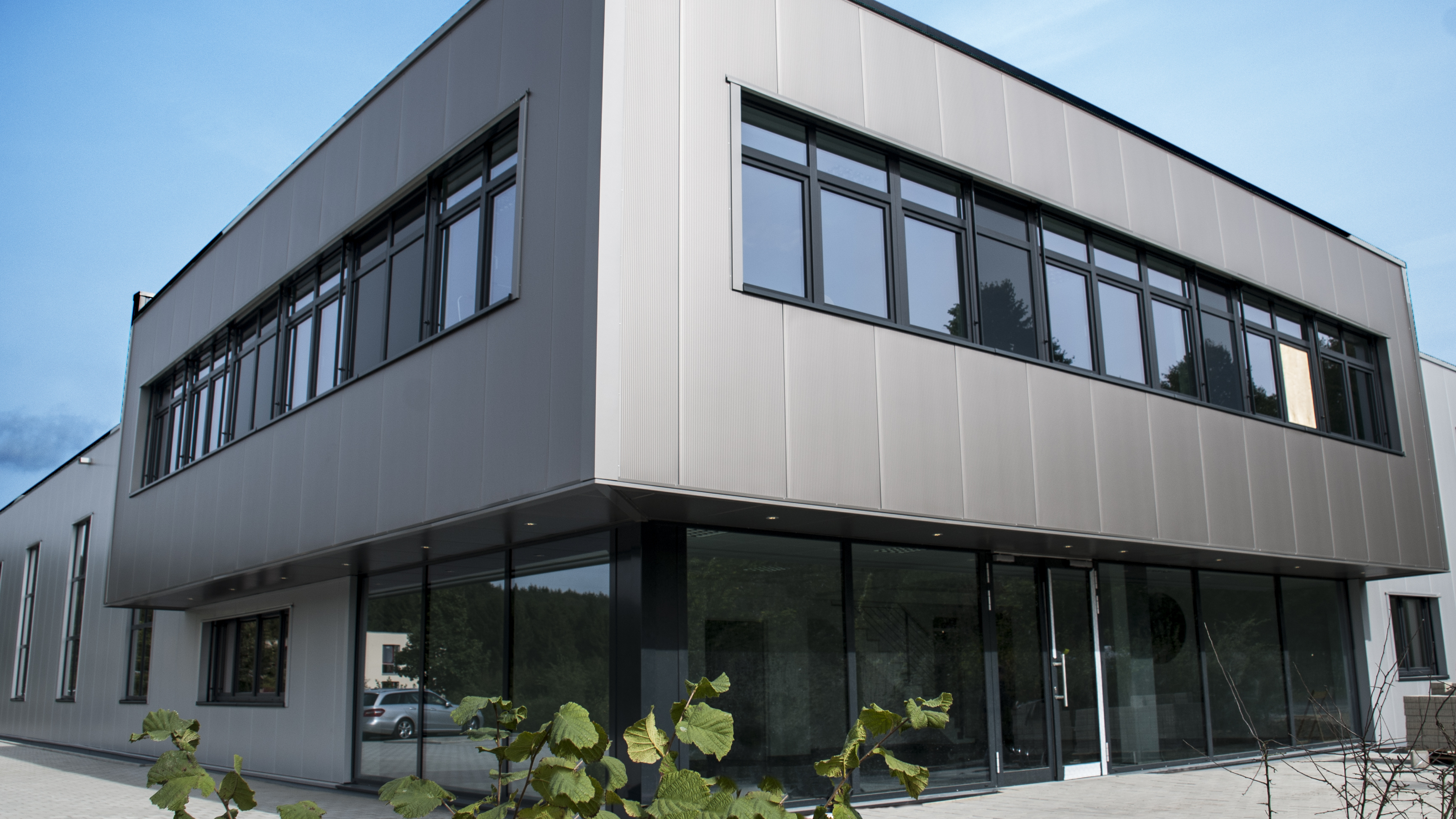 Produktionshalle mit Büro der Firma Becon in Gummersbach von Schreiber Stahlbau