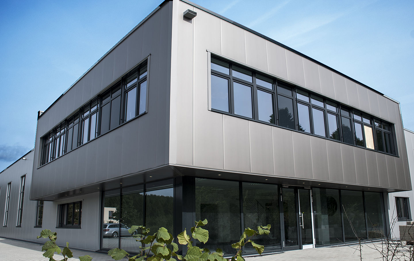 Produktionshalle mit Büro der Firma Becon in Gummersbach von Schreiber Stahlbau