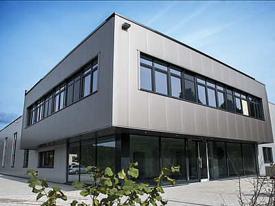 Produktionshalle mit Büro der Firma Becon in Gummersbach von Schreiber Stahlbau