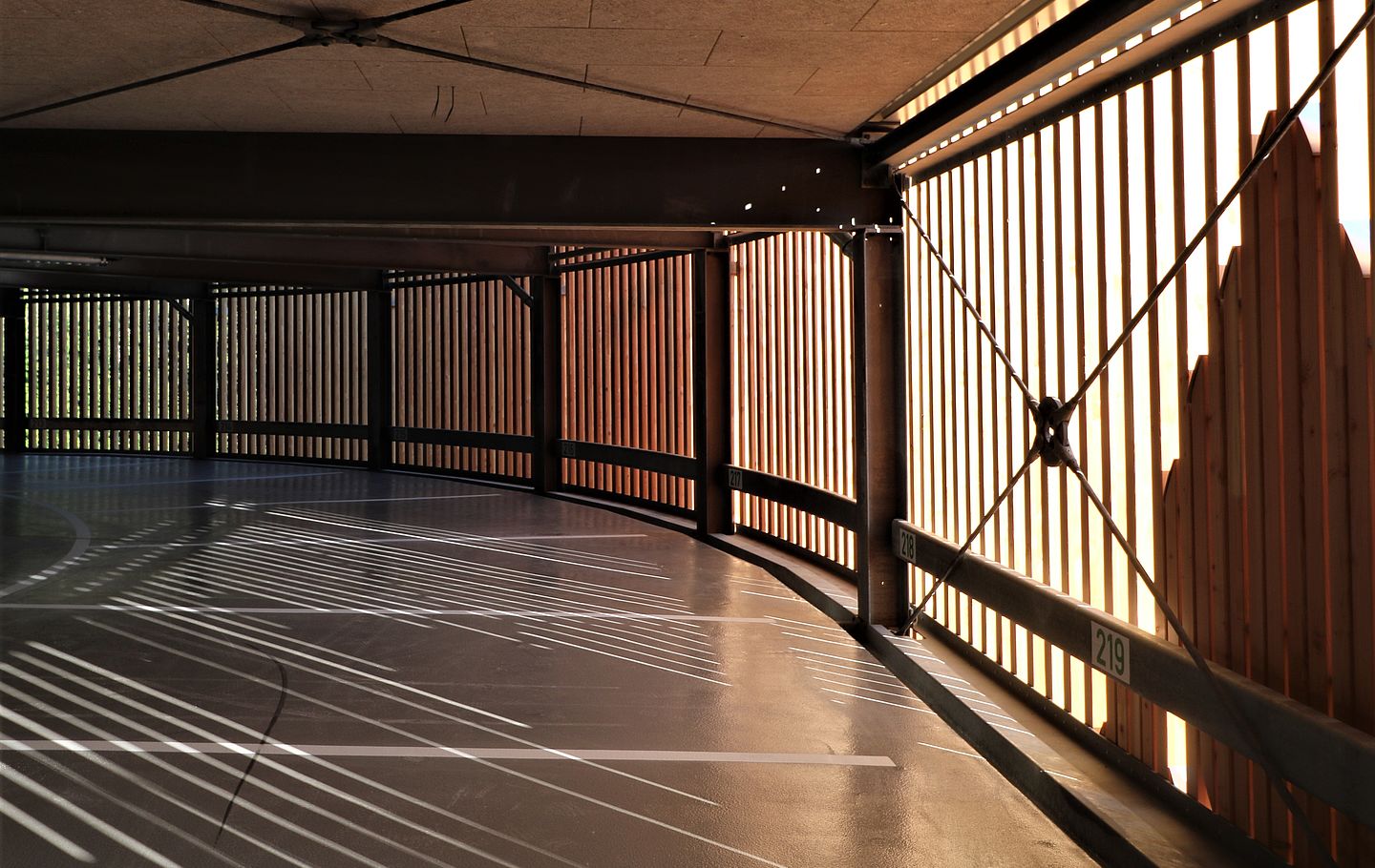 Innenansicht Parkplätze im Parkhaus Stadtwerke Mosbach gebaut von Schreiber Stahlbau