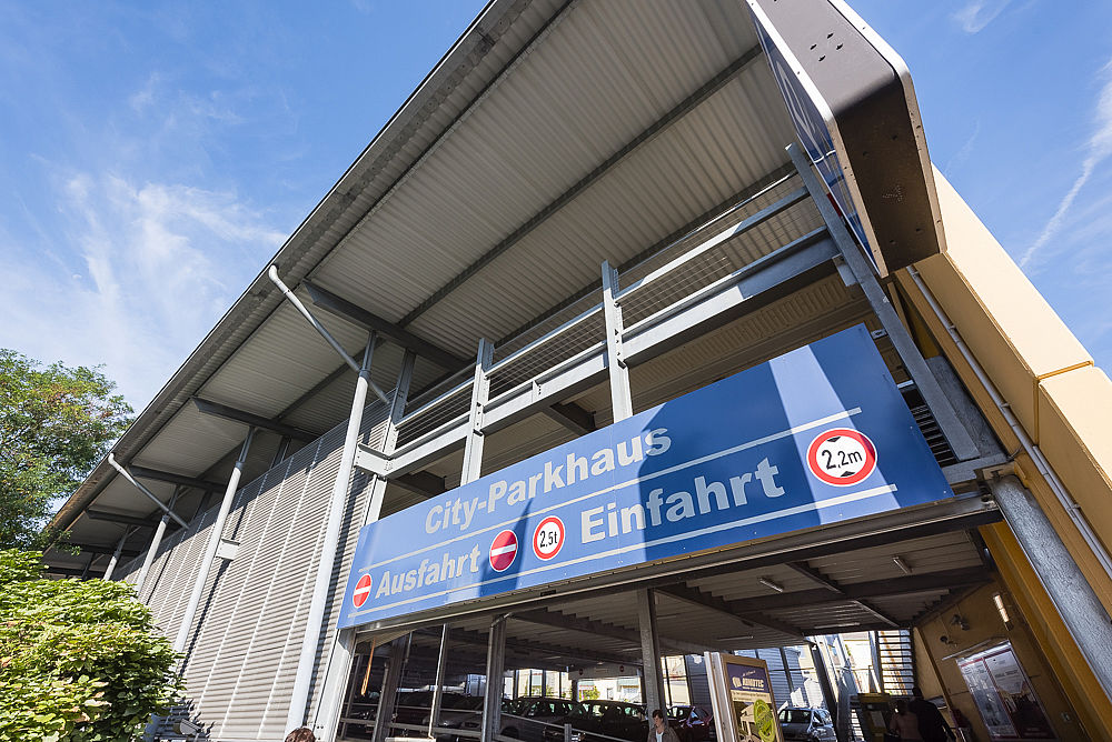 Einfahrtsbereich des City Parkhausneubaus in Hilden von Schreiber Stahlbau