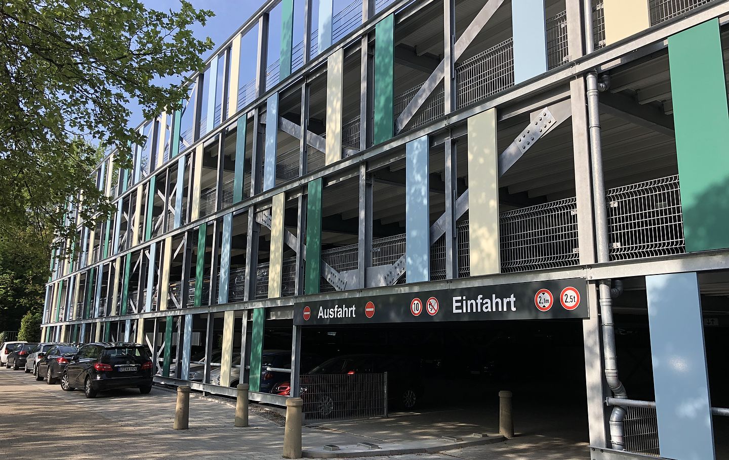 Parkhaus für Sankt Elisabeth Hospital in Guetersloh von Schreiber Stahlbau Front