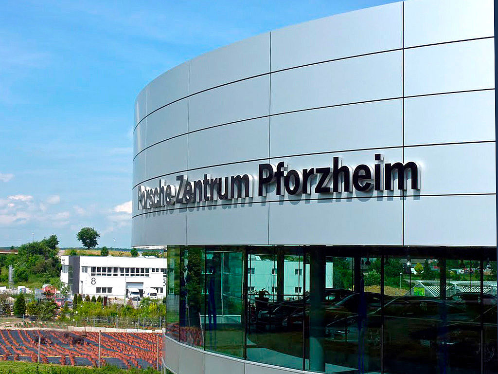 Alucobond Fassade an einem von Schreiber Stahlbau erstelltem Autohaus Porsche Zentrum