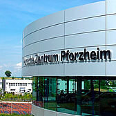 Alucobond Fassade an einem von Schreiber Stahlbau erstelltem Autohaus Porsche Zentrum