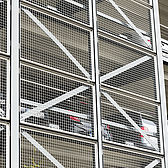 Edelstahlgewebe Fassade an einem Parkhausbau in Köln erstellt von Schreiber Stahlbau