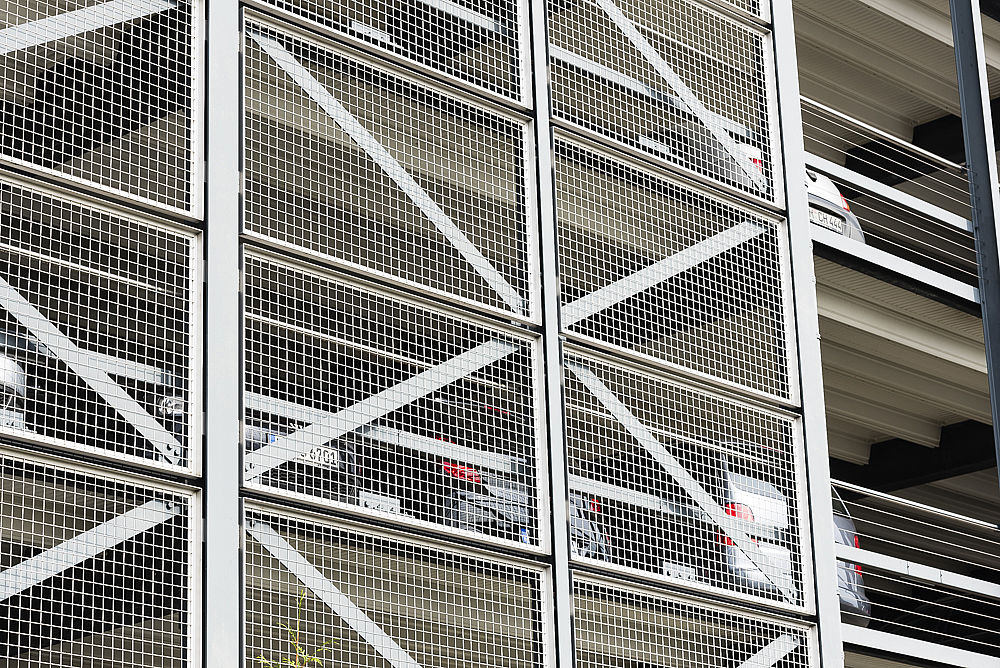 Edelstahlgewebe Fassade an einem Parkhausbau in Köln erstellt von Schreiber Stahlbau