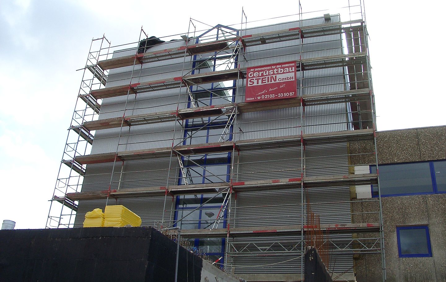 Kassettenwand als Schallschutzfassade für den Neubau einer Logistikhalle in Haan durch Schreiber Stahlbau