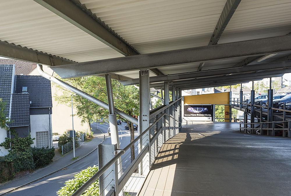 Rampenauffahrt des schlüsselfertigen Parkhauses von Schreiber Stahlbau