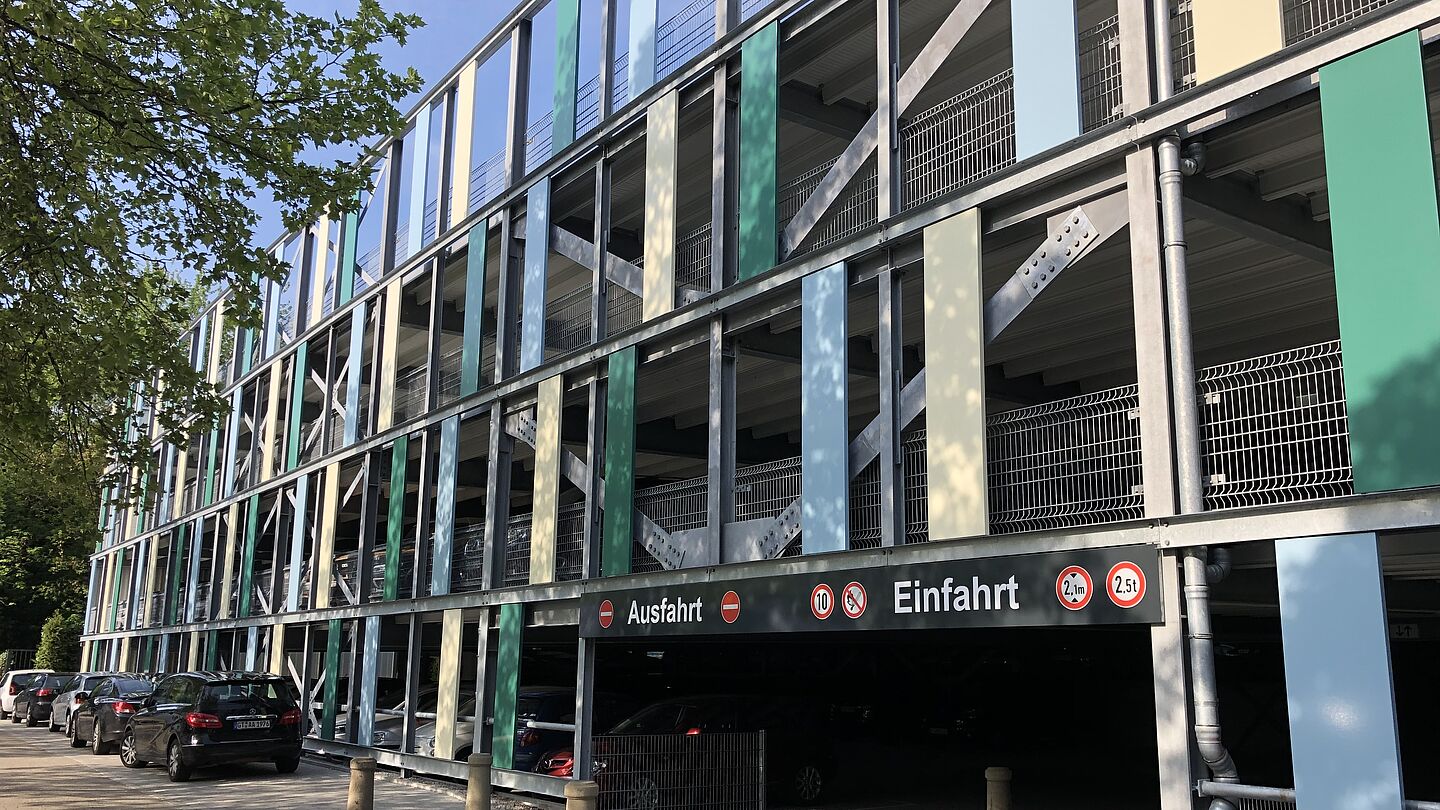 Parkhaus für Sankt Elisabeth Hospital in Guetersloh von Schreiber Stahlbau Front