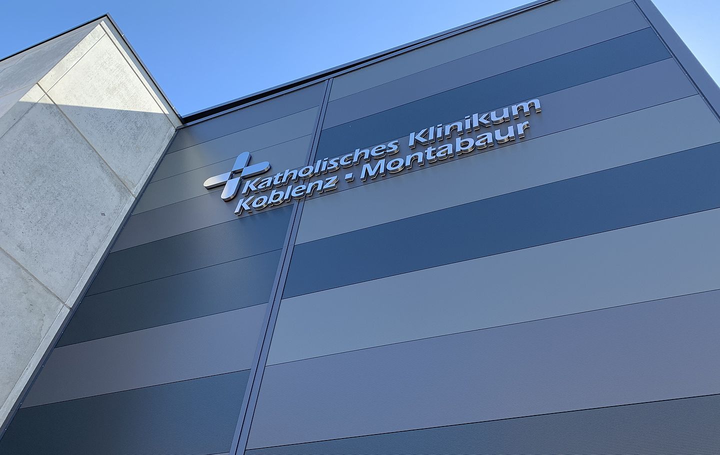 Neues Parkhaus Katholisches Klinikum Koblenz-Montabaur gebaut von Schreiber Stahlbau - Thermowandfassade
