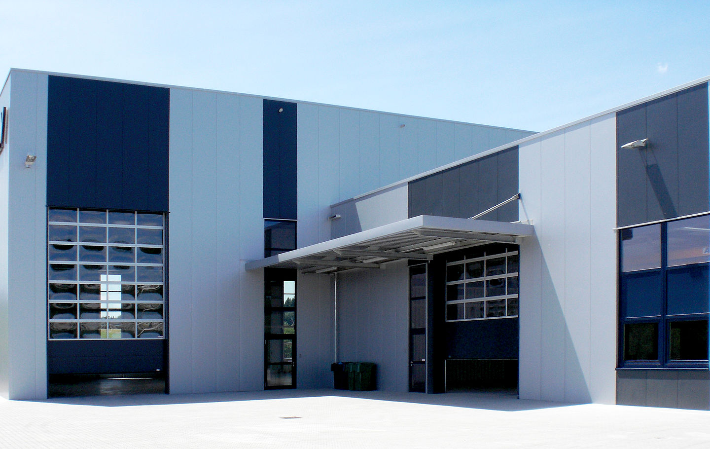 Hörmann Sektionaltore am Hallenbau der Firma Steinserv in Gummersbach von Schreiber Stahlbau