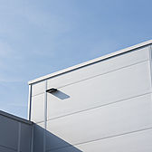 Fassadendetails Sandwichfassade Thermowand der Produktionshalle in Hilden von Schreiber Stahlbau