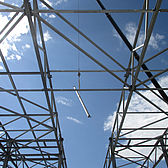Montage der Stahldachkonstruktion eines Hallenbaus von Schreiber Stahlbau