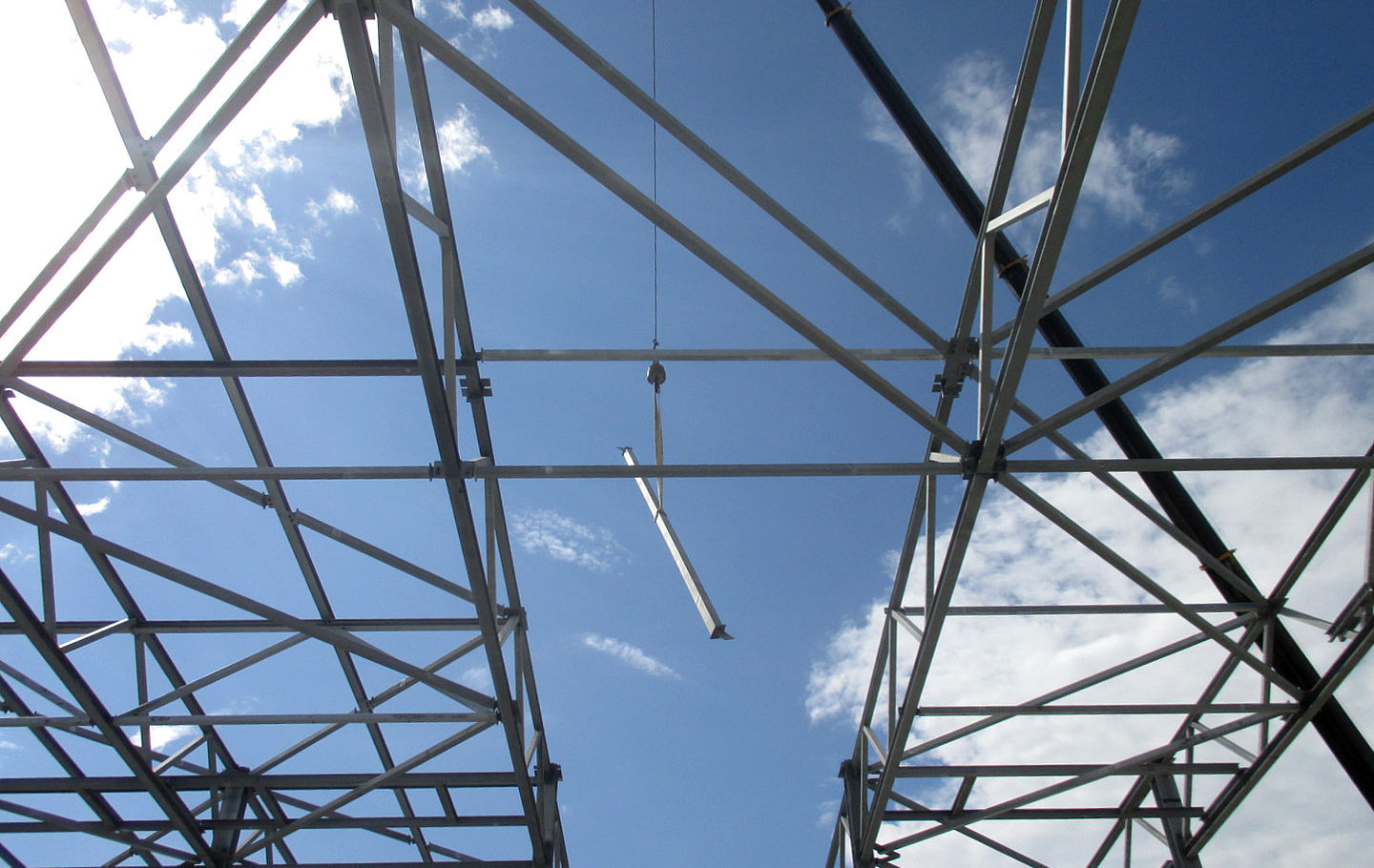 Montage der Stahldachkonstruktion eines Hallenbaus von Schreiber Stahlbau