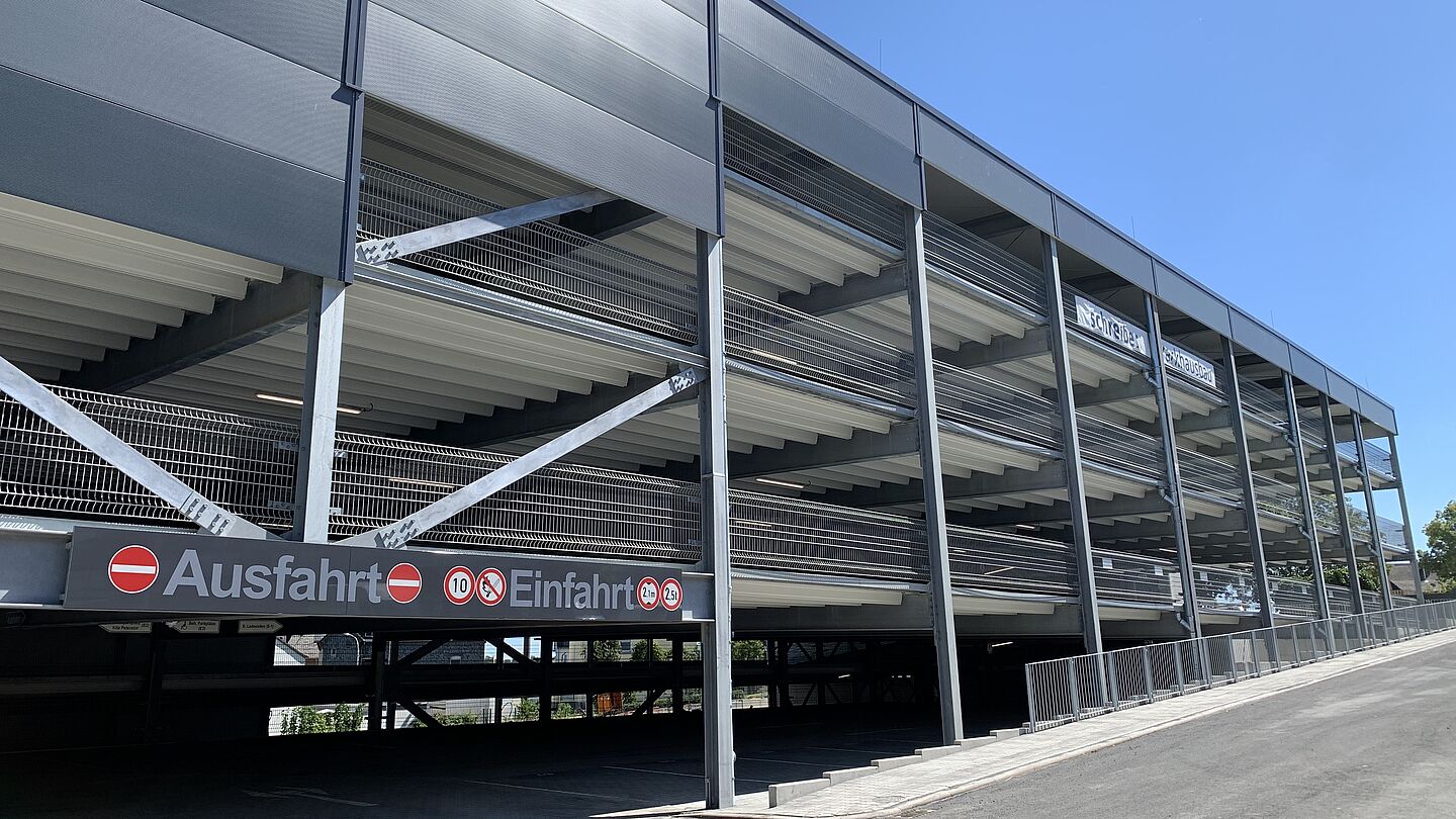 Neues Parkhaus Katholisches Klinikum Koblenz-Montabaur gebaut von Schreiber Stahlbau - Parklevel und Einfahrt